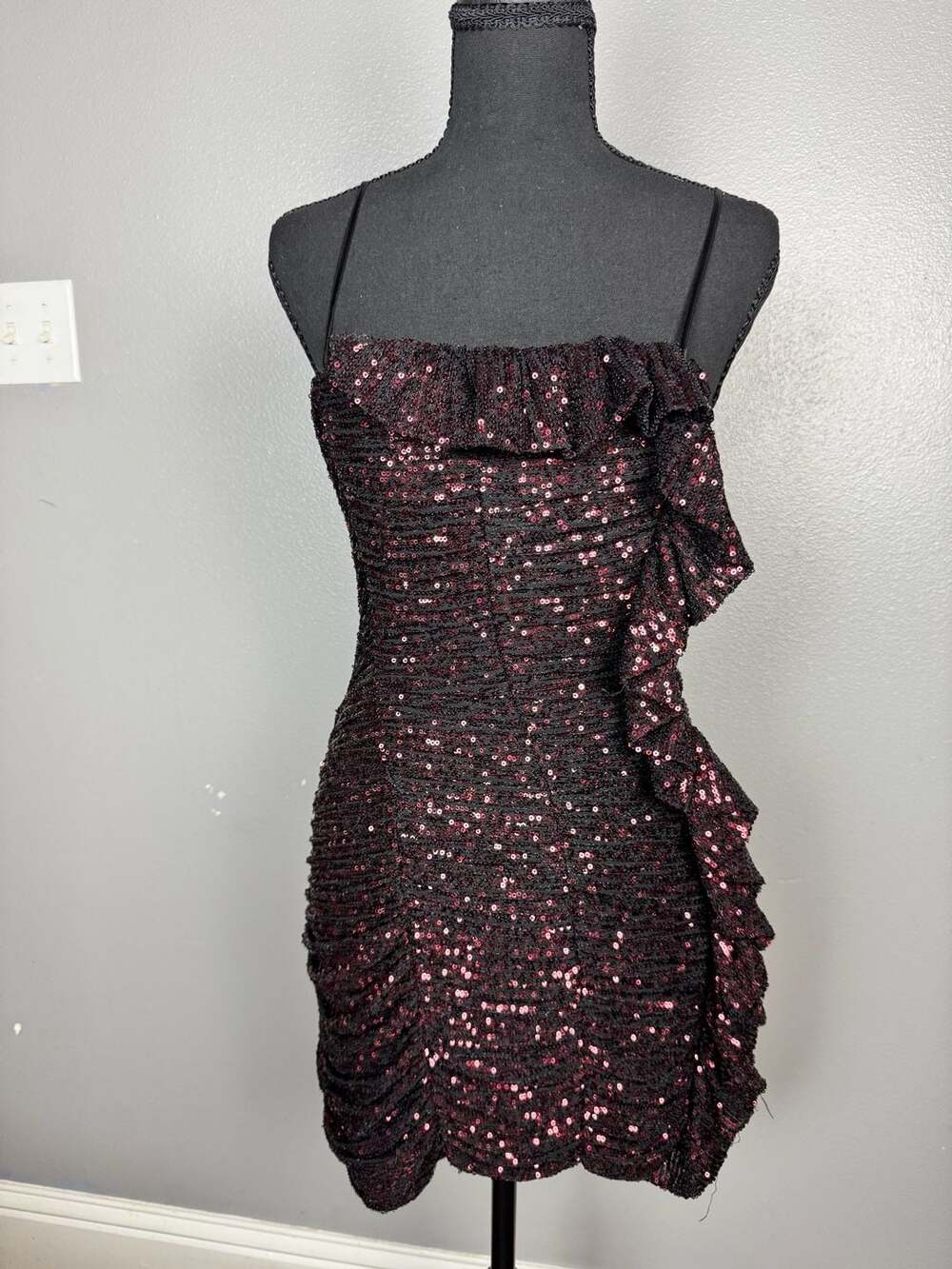 DO+BE Women's Black and Red Sequin Ruffled Mini Dress Style GY0918